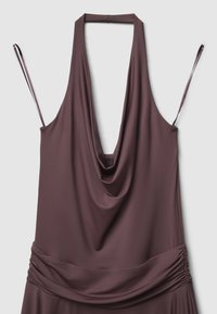 Mauvefarbener ärmelloser Kleid mit tiefem V-Ausschnitt, drapiertem Vorderteil und gerafften Details an der Taille. Verfügt über dünne Träger und einen glatten, weichen Stoff.