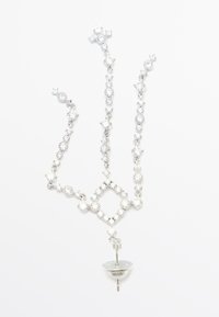 Collana d'argento con anelli circolari interconnessi decorati con strass trasparenti, terminante con un pendente circolare con attacco a spilla.
