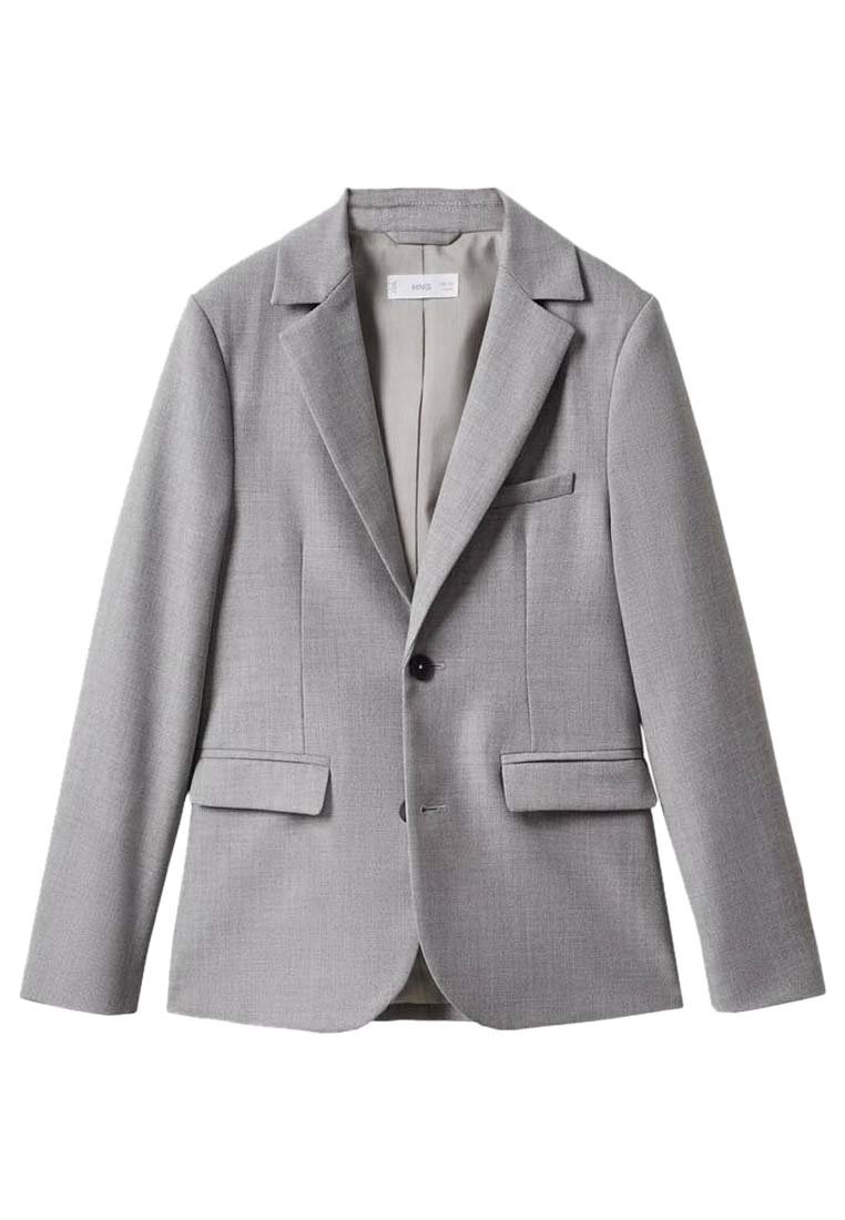 Szary garnitur z klasycznym krojem, z klapami o prostym kroju, dwoma przednimi kieszeniami, zapięciem na jeden guzik oraz z teksturowanej tkaniny. Podszewka wewnętrzna.