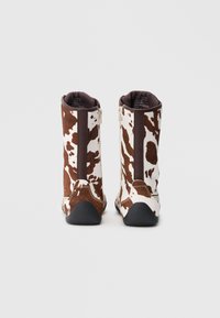 Braun-weiße Stiefel mit Muster, glatter Textur, Reißverschluss auf der Rückseite und schwarzen Gummisohlen für besseren Halt.