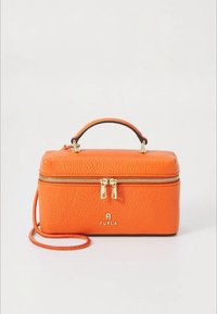 Oranje tas van getextureerd leer met een bovenhandvat, gouden hardware en een afneembare riem. Voorzien van een ritssluiting en een geëmbossed logo aan de voorkant.