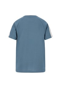 Lyhythihainen t-paita pehmeästä sinisestä kankaasta, jossa on pyöreä kaula-aukko ja valkoiset korostukset hartioilla. Sileä rakenne, rento malli.