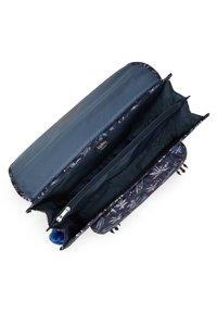 Bolso de viaje color azul marino con patrón floral; cuenta con un compartimento con cremallera y una textura exterior suave, mostrando un interior forrado y espacioso.