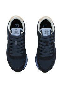 Sneakers blu navy con materiali in suede e rete, punta arrotondata, lacci piatti e un tab di tallone di colore chiaro. Il testo sulla linguetta recita "CORRI PIÙ VELOCE DI QUANTO PUOI."