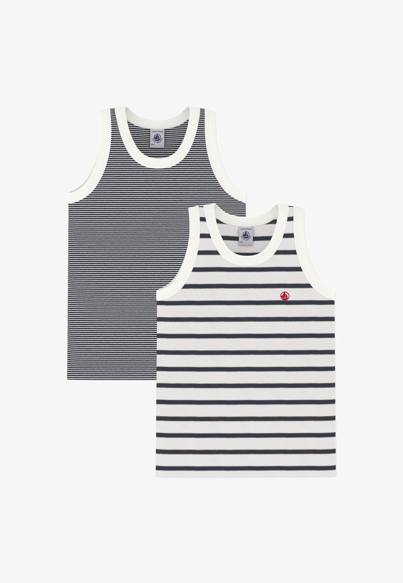 Deux débardeurs en coton sans manches avec des rayures horizontales bleu marine et blanches ; l'un a des rayures fines, l'autre plus larges avec un petit emblème de voilier rouge.
