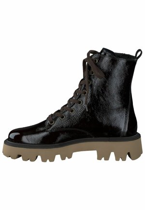 Stivaletto in pelle verniciata nera con lacci marroni, superficie testurizzata e suola in gomma spessa con un motivo di battistrada a zig zag.