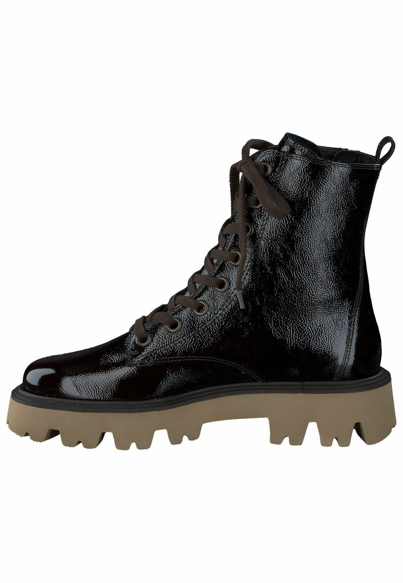 Stivaletto in pelle verniciata nera con lacci marroni, superficie testurizzata e suola in gomma spessa con un motivo di battistrada a zig zag.