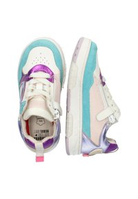 Multicolor sneakers met turquoise suède, mesh-inzetten, glanzende paarse accenten, witte veters en een gevoerde kraag.