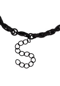 Collana a catena nera con anelli intrecciati e un pendente con una "S" stilizzata realizzata in anelli rotondi. Texture liscia con finitura lucida.