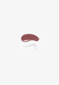 Twee cosmetische productstalen op een witte achtergrond, een streek mauve lippenstift boven een vlek van een heldere gel.