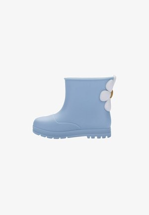 Bota de lluvia hasta el tobillo en azul claro con detalle de margarita blanca en la parte trasera y suela gruesa con tacos para tracción.