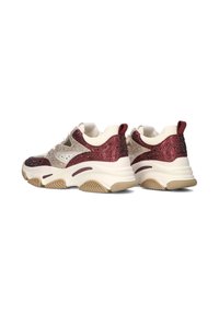 Chunky sneakers met beige en bordeauxrode glitterpanelen, dikke witte zolen en camelkleurige rubberen buitenzolen, weergegeven vanuit achter- en zijaanzichten.