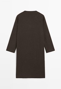 Cardigan long marron en tissu doux. Il présente un col rond, des manches trois-quarts, et une coupe droite sans fermetures visibles.