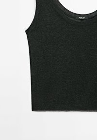 Czarny dzianinowy top bez rękawów z okrągłym dekoltem. Charakteryzuje się gładką fakturą i czystymi krawędziami. Metka z napisem "Massimo Dutti."