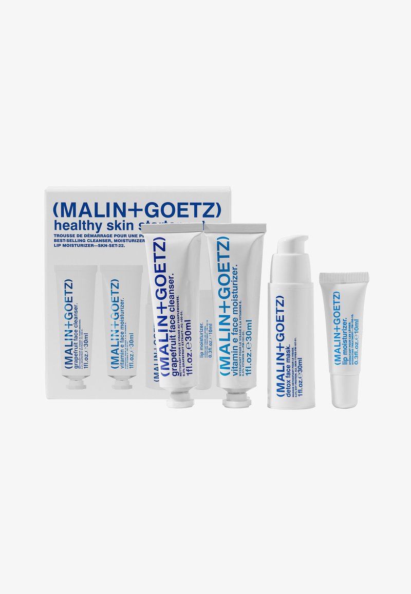 Ensemble de soins de la peau comprenant un nettoyant visage au pamplemousse, une crème hydratante à la vitamine E, un masque facial détox, et un baume pour les lèvres, présentés dans des tubes et flacons blancs et bleus.