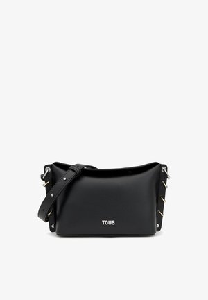 Borsa a tracolla in pelle nera con tracolla regolabile, dettagli in metallo color argento e nome del marchio TOUS al centro davanti.