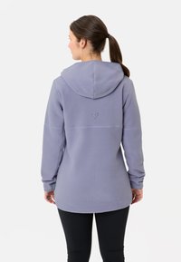 Fleece-Hoodie in Helllila mit Kapuze, langen Ärmeln und einem Herz-Stickdetail auf dem Rücken. Weicher Stoff und lockere Passform.