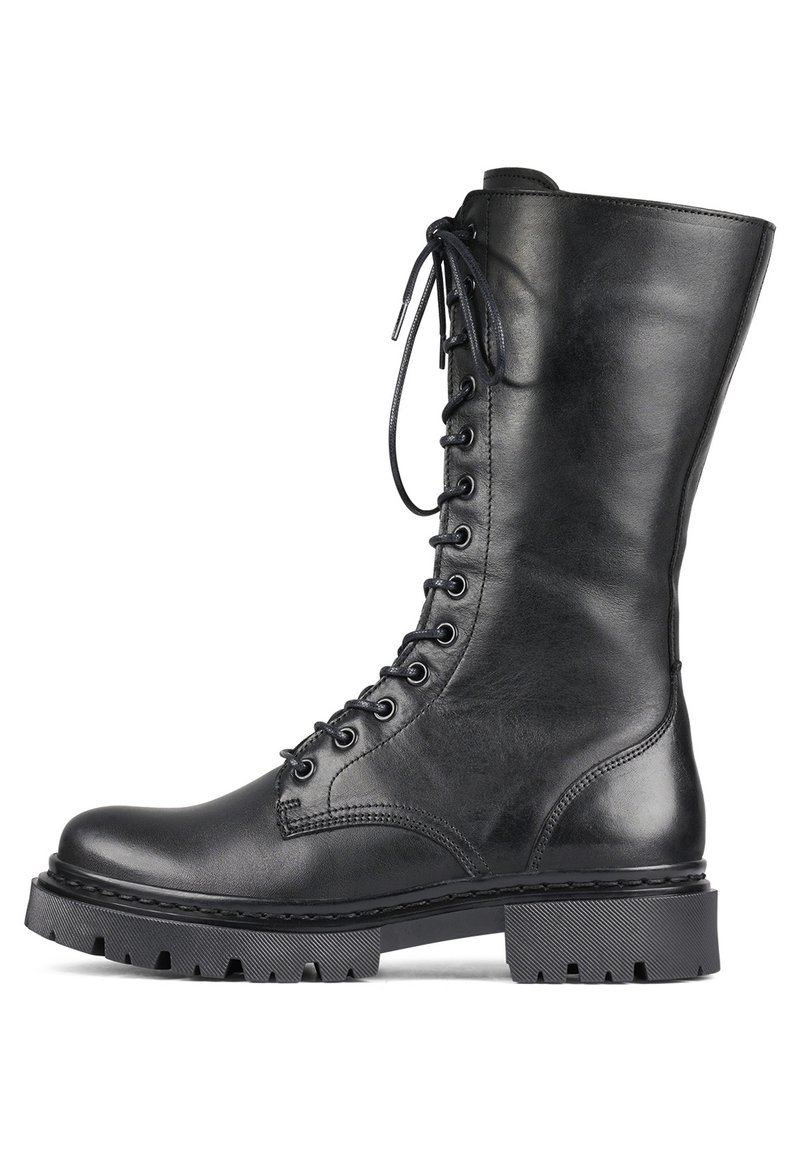 Botas de cuero negro hasta la rodilla con una textura suave, que cuentan con cordones frontales, punta reforzada y suela de goma resistente con surcos profundos.
