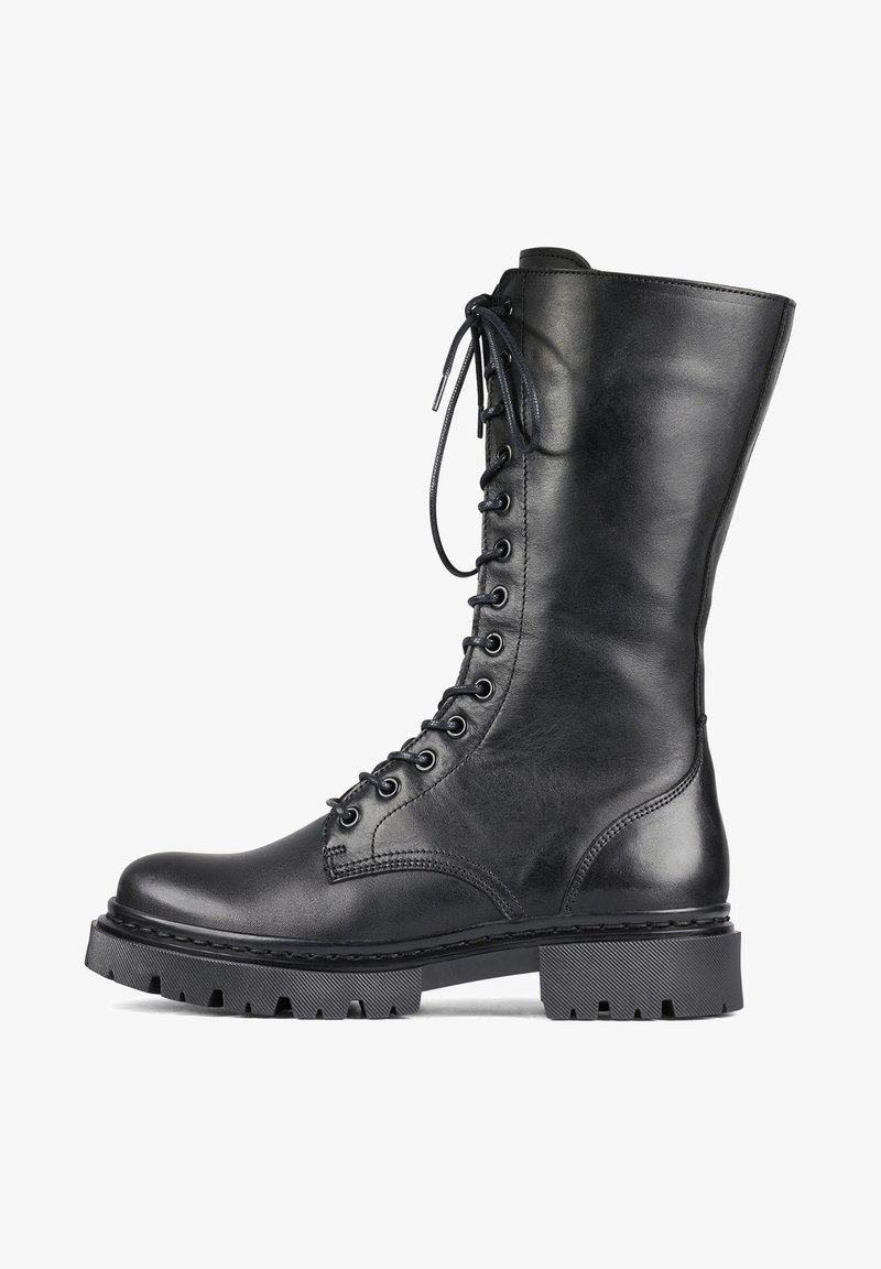 Botas de cuero negro hasta la rodilla con una textura suave, que cuentan con cordones frontales, punta reforzada y suela de goma resistente con surcos profundos.