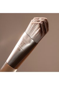 Skråstilt sminkekost med tettpakkede, lagdelte hvite og brune børstehår og "RT 139" trykt på det metalliske håndtaket.