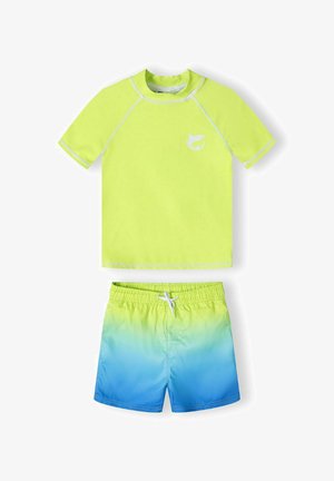 Spilgti dzeltena īsām piedurknēm peldkostīmu krekls ar baltu logotipu; atbilstošas peldbikses ar dzeltenas un zilas krāsas gradientu, elastīga josta.