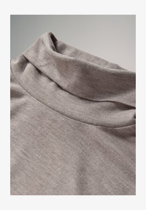 Beežika pruunide toonidega kõrge kaelusega kampsun, mis on valmistatud pehmest ja elastse kangaga; omab kaelust, mis on volditud ning sileda tekstuuriga, kus on õrnad värvitoonide variatsioonid.