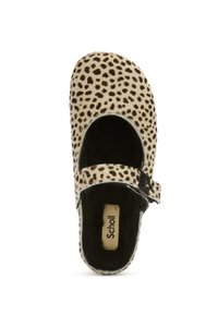 Zapatilla cerrada de punta con estampado de leopardo beige y negro, una correa con hebilla en la parte superior y un interior acolchado negro etiquetado como Scholl.