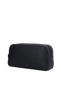 Borsa da toilette rettangolare nera, realizzata in materiale testurizzato, dotata di cerniera superiore e logo Calvin Klein in rilievo sulla parte anteriore.