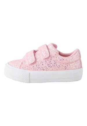Lyserøde glitrende sneakers med en struktureret overdel, dobbelt velcro-stropper og en hvid gummisål, der har en polstret krave for komfort.