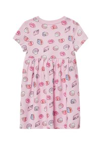 Robe rose à manches courtes avec un motif coquillage, dotée d'une jupe froncée et d'un col rond, fabriquée en tissu doux et léger.