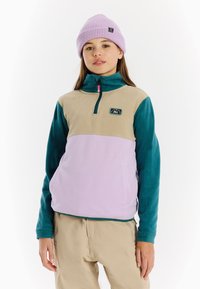 Fleece pullover in beige, teal en lichtpaars; voorzien van een halve rits, opstaande kraag en een logo op de borst. Vergezeld van een lavendelkleurige beanie.