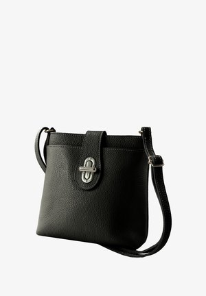 Zwarte leren handtas met een textuurafwerking, een drukknoopsluiting en een enkele verstelbare schouderriem. Voorzien van zilverkleurige hardware en stikseldetails.