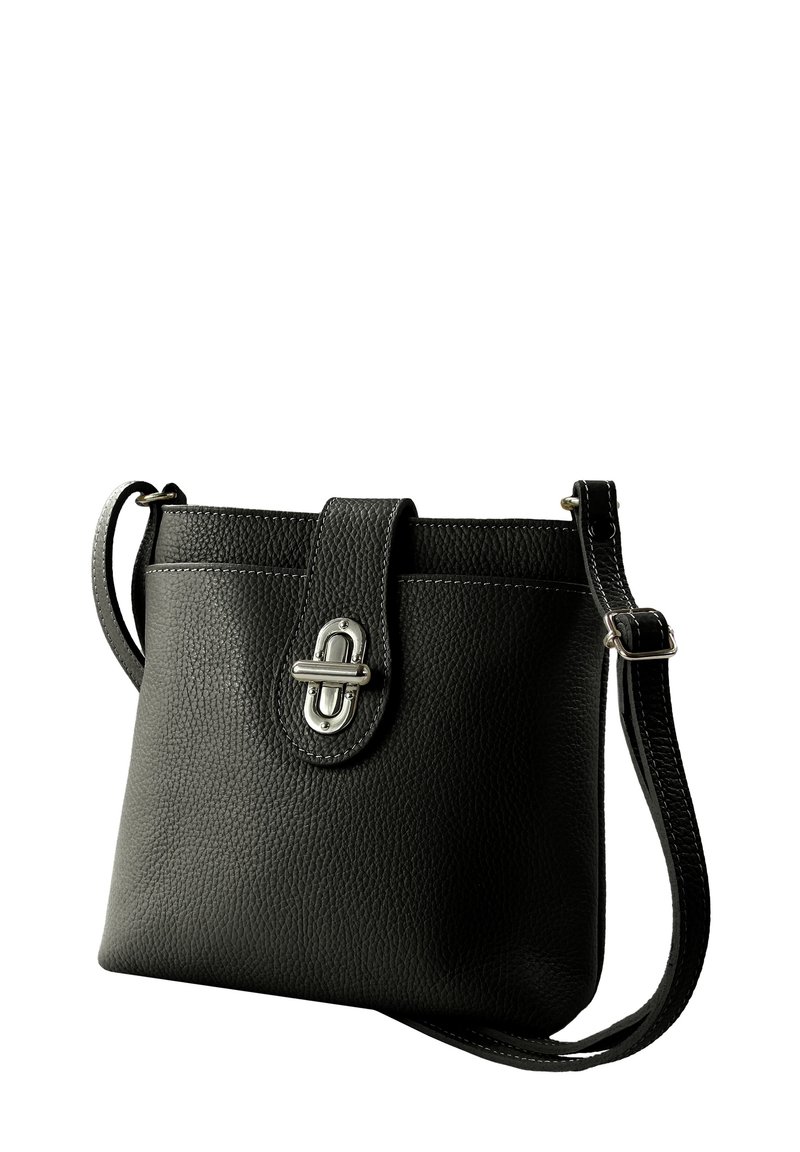 Schwarze Lederhandtasche mit strukturierter Oberfläche, einem Druckknopfverschluss und einem einzelnen verstellbaren Trageriemen. Verfügt über silberfarbene Beschläge und Nähedetails.