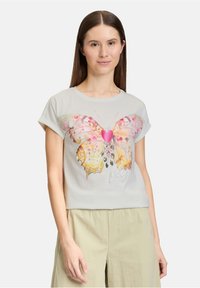 Lichtgrijs T-shirt met korte mouwen met een grote, kleurrijke vlinderafbeelding in roze, geel en subtiele glitters; casual pasvorm.