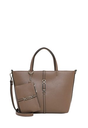 Borsa tote in pelle marrone texturizzata con doppi manici, tracolla removibile e pochette abbinata fissata con zip e ferrature argentate.