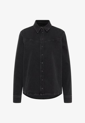 Čierna denimová košeľa so zapínaním na gombíky, špicatým golierom a dvomi náprsnými vreckami s cvočkovými doplnkami. Dlhé rukávy s gombíkovými manžetami.