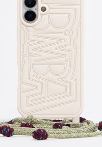 Custodia per telefono beige con design in rilievo, dotata di ritaglio per doppia fotocamera; circondata da un cordino intrecciato verde e bordeaux con accenti blu.