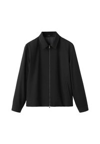 Črna lahka jakna s ovratnikom, sprednjo zadrgo in dvema stranskima žepoma; ima gladko teksturo in sproščen kroj.