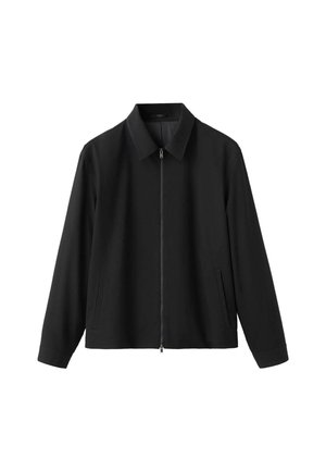 Černá lehká bunda s límečkem, předním zipem a dvěma bočními kapsami; má hladkou texturu a volný střih.
