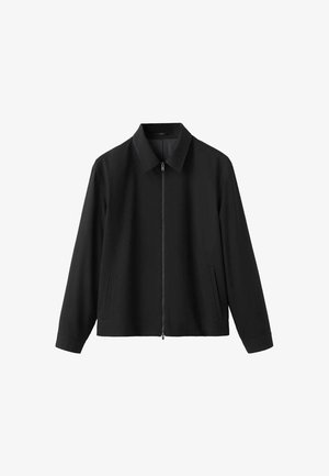 Černá lehká bunda s límečkem, předním zipem a dvěma bočními kapsami; má hladkou texturu a volný střih.
