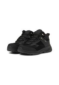 Chaussures de randonnée noires avec une tige en mesh texturé et en suède, bout renforcé, semelle rembourrée et détails en métal pour le laçage.