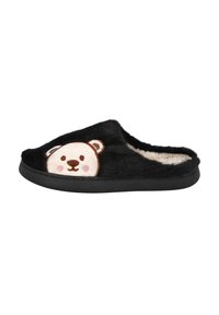 Zapatilla negra de peluche con diseño de cara de oso; cuenta con un forro interior suave, suela plana negra y textura mullida.