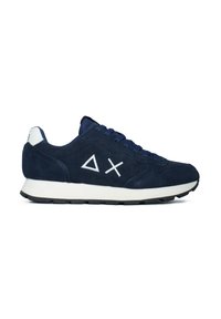 Sneaker in suede bleu navy con accenti bianchi, dotata di punta rotonda, chiusura con lacci e logo geometrico di lato. Suola in gomma.
