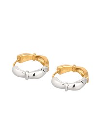 Gold- und Silbercreolen mit einem geschwungenen Design. Der goldene Teil ist poliert, während das Silber eine glatte, glänzende Oberfläche hat.