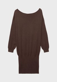 Robe tricotée marron avec un large col bateau, manches longues et bas ajusté. Texture lisse et design minimaliste.