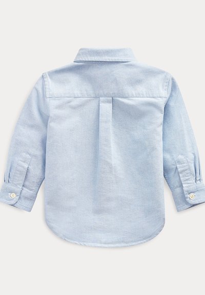 Chemise bleu clair à manches longues avec col, détail plissé au dos et poignets à boutons, présentée à plat vue de dos.