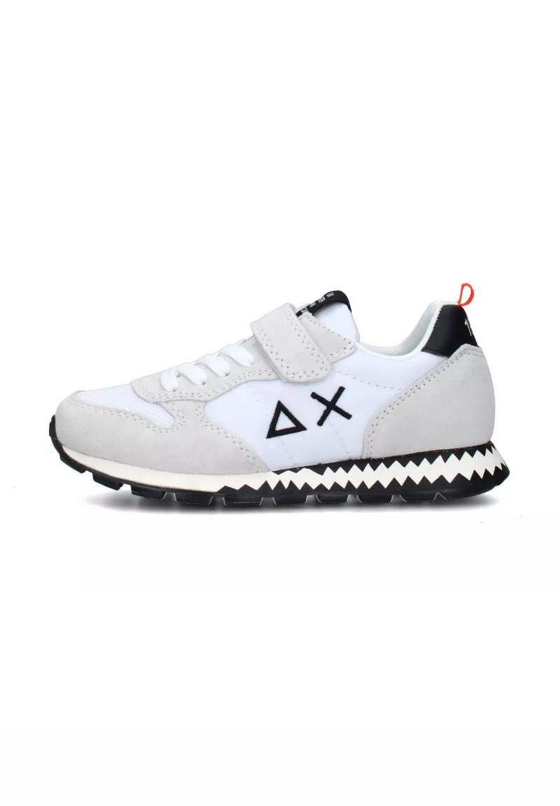 Sneaker grigia e bianca realizzata in materiali scamosciati e in rete, dotata di una fascia in velcro, suola nera a zigzag e dettagli con logo sui lati.