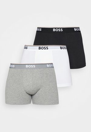 Tre paia di boxer in nero, bianco e grigio, ciascuno con una vita morbida che presenta il logo "BOSS" in bianco a contrasto.