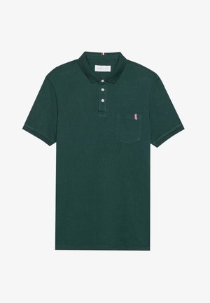 Polo shirt verde scuro con un tessuto testurizzato. Presenta un colletto, una chiusura con bottoni e una tasca sul petto con un accento rosso, bianco e blu.