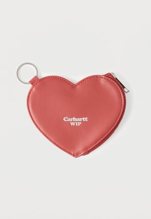 Portamonete di pelle rossa a forma di cuore con cerniera e portachiavi, con logo Carhartt WIP bianco sul davanti.